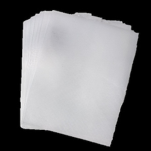 Może przedstawiać: Stos białych plastikowych siatek. Siatki są p&oacute;łprzezroczyste i mają wz&oacute;r kratki.