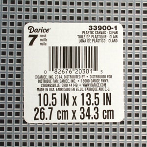 Może przedstawiać: Biała etykieta z czarnym tekstem i kodem kreskowym. Etykieta zawiera napis "Darice 7 mesh malla 33900-1 PLASTIC CANVAS - CLEAR TOILE DE PLASTIQUE - CLAIR LONA DE PLASTICO - CLARO 0 82676 20301 5 &copy;DARICE, INC. 2014. DISTRIBUTED BY &bull; DISTRIBUIDO POR DISTRIBU&Eacute; PAR: DARICE, INC. &bull; 13000 DARICE PKWY. STRONGSVILLE, OHIO 44149 &bull; WWW.DARICE.COM MADE IN USA. FABRICADO EN EE.UU. FABRIQUE AUX E.-U. 10.5 IN x 13.5 IN 26.7 cm x 34.3 cm"