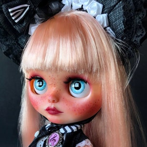 Spezialanfertigung Blythe Doll: Gelenkpuppe mit Pinkem Haar & Haube