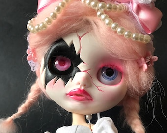 Lalka Blythe OOAK Custom wykonana z różowego moheru z warkoczami i białą popękaną twarzą