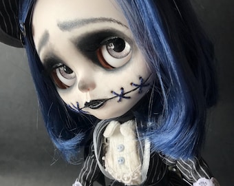 OOAK Creepy Custom Blythe lalka z szytą twarzą, białą smutną twarzą i kapeluszem