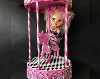 Pudełko ekspozycyjne na lalkę Blythe firmy Takara Custom z pozytywką i karuzelą