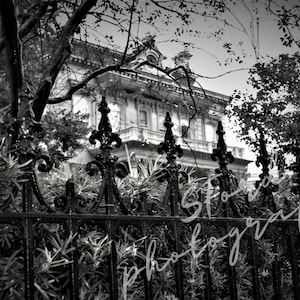 Garden District, Nueva Orleans, Luisiana, grabados góticos, Fleur De Lis, fotografía de Nueva Orleans, Nueva Orleans en blanco y negro