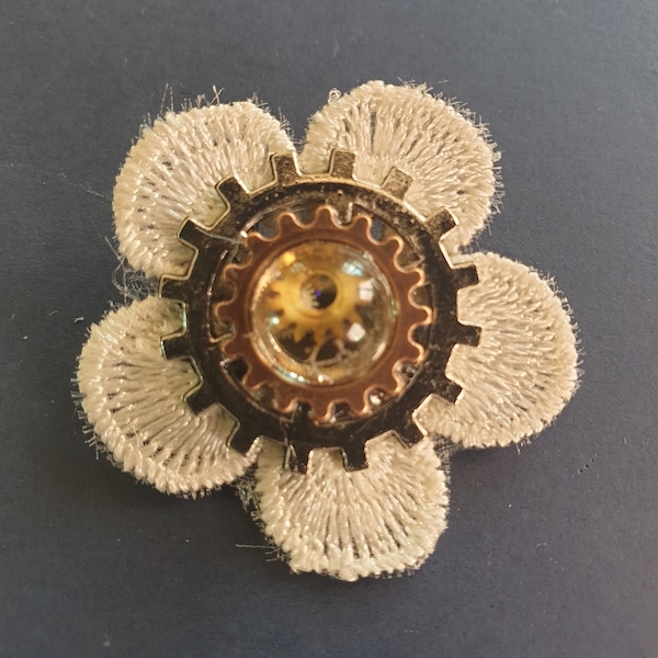 Petite broche fleur steampunk