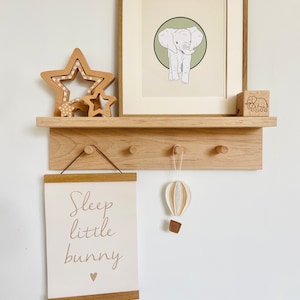 Étagère à barreaux en hêtre massif - décoration de chambre d'enfant | étagères pour chambre de bébé | bibliothèque pour chambre de bébé | présentoir à livres | étagère flottante | Etagère Montessori