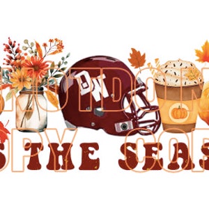 Puede incluir: Una ilustración de acuarela de artículos con temática otoñal, que incluyen una calabaza, una taza de café, un casco de fútbol americano, un frasco de vidrio con flores y una taza de chocolate caliente. El texto 'Tis the Season está escrito en letras marrones debajo de los artículos.