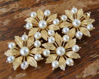 Pearl flower brooch