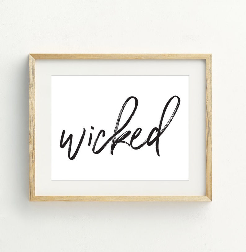 Peut inclure: Une impression encadr&eacute;e avec le mot "wicked" &eacute;crit en cursive noire sur un fond blanc.