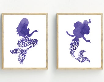 Puede incluir: Dos impresiones enmarcadas de siluetas de sirenas de acuarela púrpura con diseños de cola de mandala. Las sirenas están mirando en diferentes direcciones.
