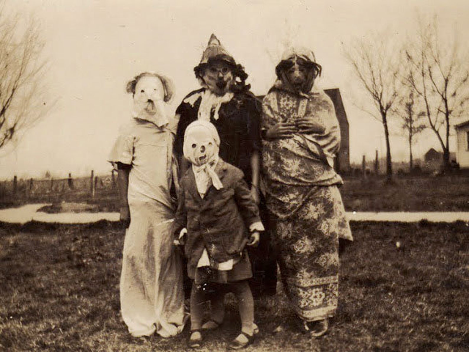 Scary photos. Старые костюмы на Хэллоуин. Жуткие старинные снимки. Старинные костюмы на хело.