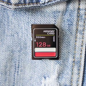 Broche en émail pour carte mémoire SD ! Cadeau parfait pour les photographes, les cinéastes, les cinéphiles, les cinéastes, les techniciens et les caméramans !