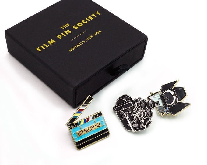 Coffret de film Lights Camera Action 2 broches en émail. Excellent cadeau pour les cinéastes, les caméramans, les amateurs de production et de cinéma ! Brille dans le noir