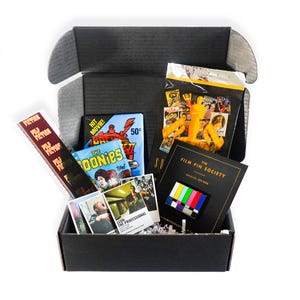 Caja misteriosa de cine vintage: ¡Caja de regalo de películas retro para cualquier cineasta o amante del cine! Incluye pin esmaltado, tira de película, calcomanías y paquetes de cera.