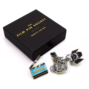 ¡Acción de cámara ligera! Caja de pins esmaltados de películas. ¡El regalo perfecto para cineastas, amantes del cine, directores de fotografía y operadores de sonido!