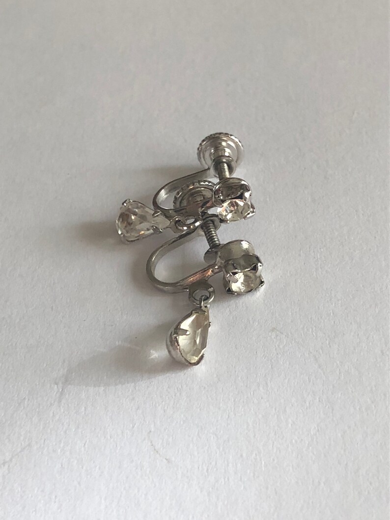 Petite Crystal Rhinestone Dangle Screw Back EarringsVintageSilver tone34 x 14 Great Condition #VBR52