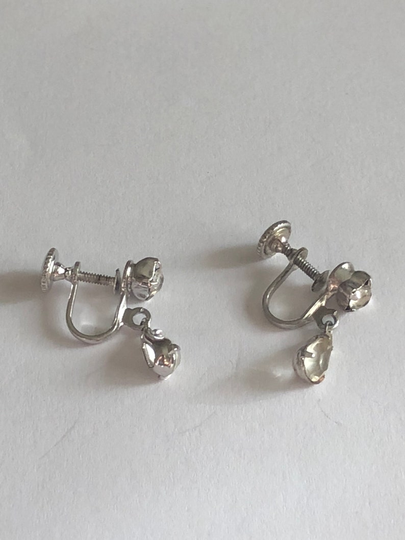 Petite Crystal Rhinestone Dangle Screw Back EarringsVintageSilver tone34 x 14 Great Condition #VBR52