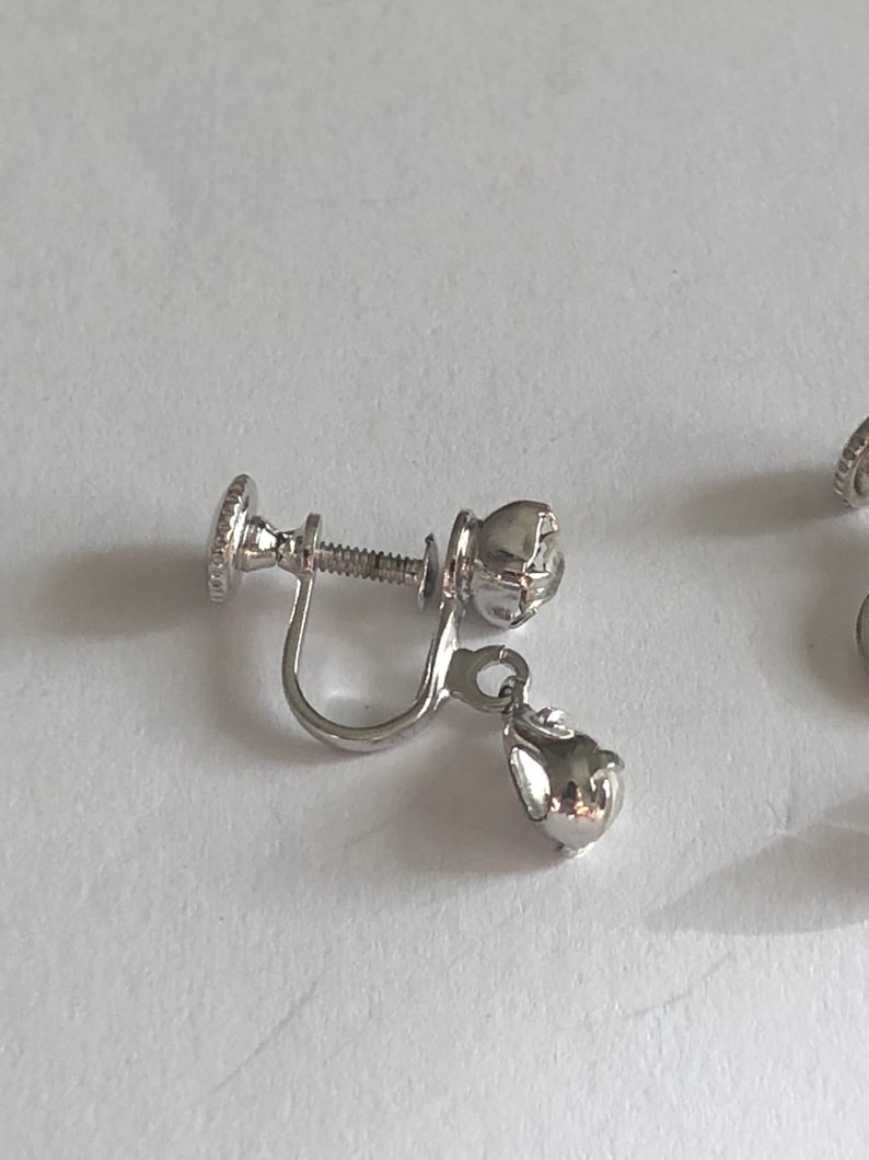 Petite Crystal Rhinestone Dangle Screw Back EarringsVintageSilver tone34 x 14 Great Condition #VBR52