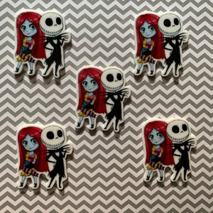 Puede incluir: Cinco pegatinas de personajes de dibujos animados coloridos con Jack Skellington y Sally de la pel&iacute;cula Pesadilla antes de Navidad. Las pegatinas est&aacute;n impresas sobre un fondo blanco.