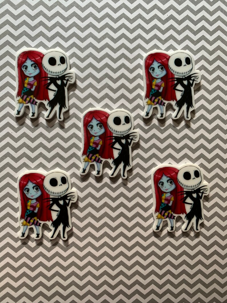 Puede incluir: Cinco pegatinas de personajes de dibujos animados coloridos con Jack Skellington y Sally de la pel&iacute;cula Pesadilla antes de Navidad. Las pegatinas est&aacute;n impresas sobre un fondo blanco.