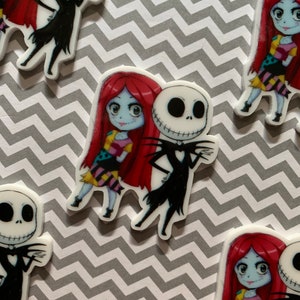 Puede incluir: Dos personajes de dibujos animados, Jack Skellington y Sally de Pesadilla antes de Navidad, se representan en una ilustraci&oacute;n blanca de estilo de dibujos animados. Jack lleva un traje negro y Sally lleva un vestido de retazos. Ambos personajes sonr&iacute;en.