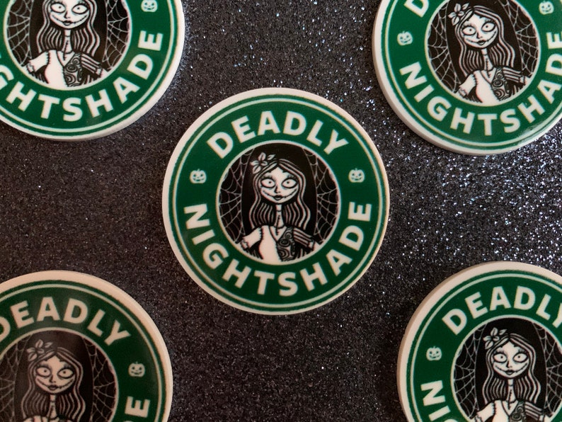 Puede incluir: Cuatro pegatinas redondas verdes y blancas con el texto "Deadly Nightshade" y una imagen de dibujos animados de una ni&ntilde;a con cabello negro y un vestido blanco. Las pegatinas tienen un fondo verde con un dise&ntilde;o de telara&ntilde;a negra y un gr&aacute;fico de calabaza.