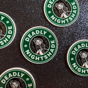 Puede incluir: Cinco pegatinas redondas con fondo verde y texto blanco que dice "Deadly Nightshade" con una ilustraci&oacute;n en blanco y negro de una mujer con una flor en el pelo.