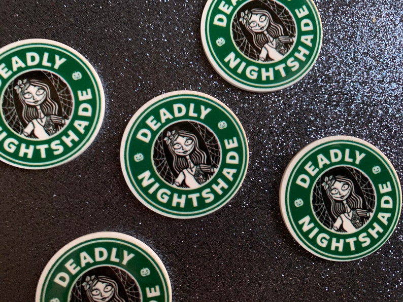 Puede incluir: Cinco pegatinas redondas con fondo verde y texto blanco que dice "Deadly Nightshade" con una ilustraci&oacute;n en blanco y negro de una mujer con una flor en el pelo.