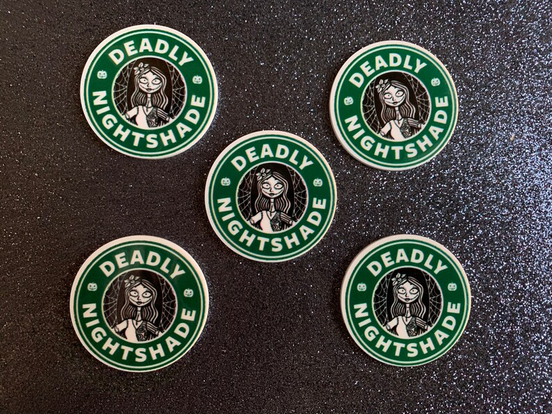 Puede incluir: Cinco pegatinas redondas verdes y blancas con el texto "DEADLY NIGHTSHADE" y una ilustraci&oacute;n en blanco y negro de una mujer con una corona de flores.