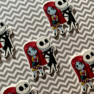 Puede incluir: Un conjunto de cuatro charms de resina blanca de estilo de dibujos animados con Jack Skellington y Sally de Pesadilla antes de Navidad. Los charms miden aproximadamente 5 cm de alto y presentan un dise&ntilde;o detallado de los personajes.
