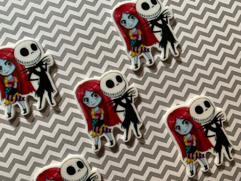 Puede incluir: Un conjunto de cuatro charms de resina blanca de estilo de dibujos animados con Jack Skellington y Sally de Pesadilla antes de Navidad. Los charms miden aproximadamente 5 cm de alto y presentan un dise&ntilde;o detallado de los personajes.
