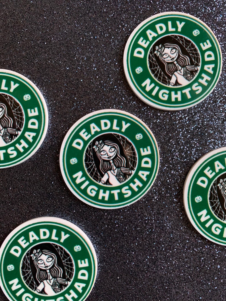 Puede incluir: Cuatro pegatinas redondas verdes y blancas con el texto "Deadly Nightshade" en una fuente estilizada en blanco y negro. Las pegatinas presentan una ilustraci&oacute;n en blanco y negro de una mujer con el pelo largo y un vestido blanco.