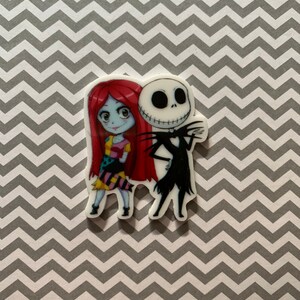 Puede incluir: Una imagen de dibujos animados en blanco y negro de Jack Skellington y Sally de la pel&iacute;cula Pesadilla antes de Navidad. La imagen est&aacute; sobre un fondo blanco.