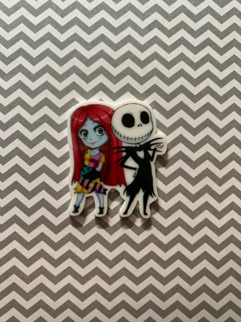 Puede incluir: Una imagen de dibujos animados en blanco y negro de Jack Skellington y Sally de la pel&iacute;cula Pesadilla antes de Navidad. La imagen est&aacute; sobre un fondo blanco.