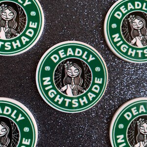 Puede incluir: Cuatro pegatinas redondas verdes y blancas con una ilustraci&oacute;n en blanco y negro de una mujer con el pelo largo y negro y un vestido blanco. El texto en las pegatinas dice "Deadly Nightshade".