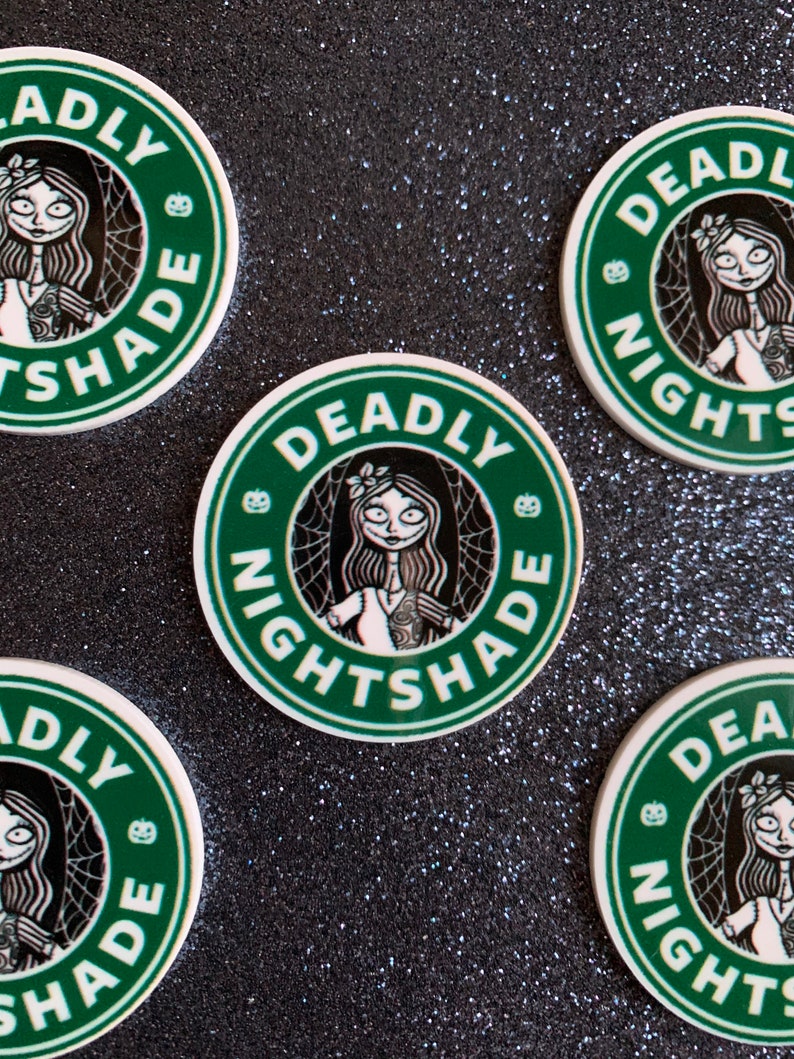 Puede incluir: Cuatro pegatinas redondas verdes y blancas con una ilustraci&oacute;n en blanco y negro de una mujer con el pelo largo y negro y un vestido blanco. El texto en las pegatinas dice "Deadly Nightshade".