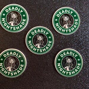 Puede incluir: Cinco pegatinas redondas verdes y blancas con el texto "Deadly Nightshade" y una imagen de dibujos animados de una mujer con cabello negro y un vestido blanco.