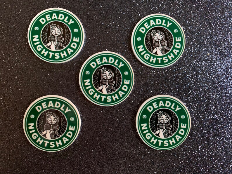 Puede incluir: Cinco pegatinas redondas verdes y blancas con el texto "Deadly Nightshade" y una imagen de dibujos animados de una mujer con cabello negro y un vestido blanco.