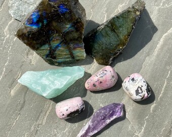 7 x MIXED CRYSTALS COLLECTION - caribbean calcite, amethyst elestial point, labradorite shards, rhodonite