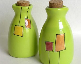 Juego de vinagreras vintage. Cerámica con tapón de corcho. Estilo de mediados de siglo. Decoración de cocina divertida.