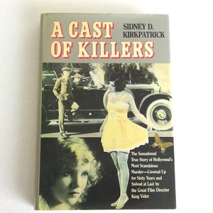 Può includere: Copertina del libro "A Cast of Killers" di Sidney D. Kirkpatrick. La copertina presenta una fotografia d'epoca di una donna in abito giallo, un uomo in giacca e cravatta e un'auto d'epoca. Il titolo è in grassetto.