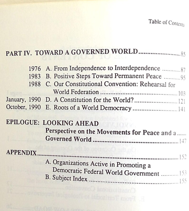 Puede incluir: Una p&aacute;gina de libro con un &iacute;ndice titulado "PARTE IV. HACIA UN MUNDO GOBERNADO". El texto incluye t&iacute;tulos de cap&iacute;tulos y n&uacute;meros de p&aacute;gina, como "De la independencia a la interdependencia" y "&iquest;Una Constituci&oacute;n para el mundo?"