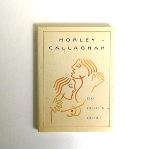 Può includere: Una copertina di libro vintage con il titolo "No Man's Meat" di Morley Callaghan. La copertina è beige chiaro con un disegno a tratto arancione di due figure che si abbracciano. Il titolo e il nome dell'autore sono stampati in nero.