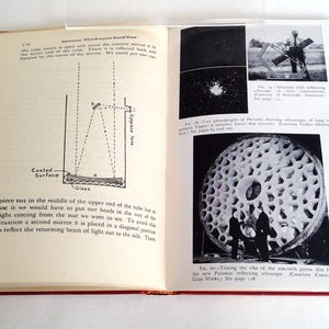 Puede incluir: Libro abierto con ilustraciones y texto sobre astronom&iacute;a. Una p&aacute;gina muestra un diagrama de un telescopio con etiquetas. La p&aacute;gina opuesta tiene fotos en blanco y negro de equipos astron&oacute;micos.