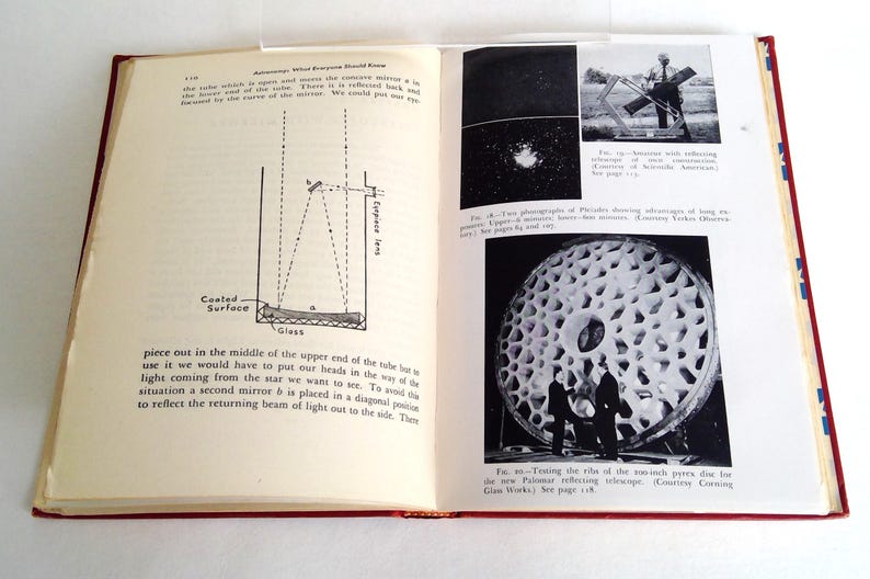 Puede incluir: Libro abierto con ilustraciones y texto sobre astronom&iacute;a. Una p&aacute;gina muestra un diagrama de un telescopio con etiquetas. La p&aacute;gina opuesta tiene fotos en blanco y negro de equipos astron&oacute;micos.