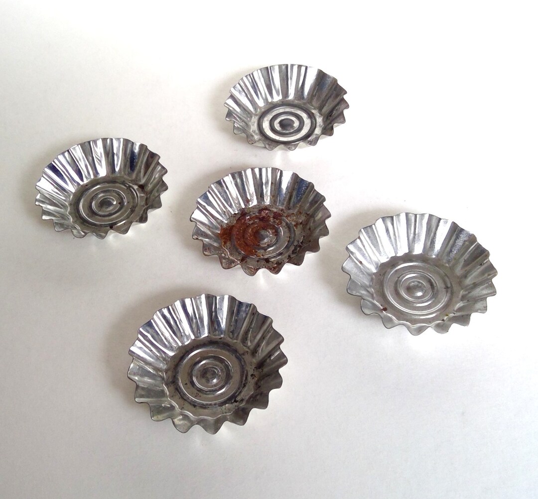Five Vintage Mini Tart Tins, Sandbakkelse Tins, Tartes, Brioche Tins