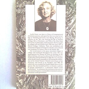 Puede incluir: La contraportada de un libro con un retrato de Lucile Green. El texto detalla su vida, incluyendo su trabajo en movimientos por la paz y la fundaci&oacute;n de la Asamblea de Ciudadanos del Mundo. ISBN 0-9631720-1-8 es visible.