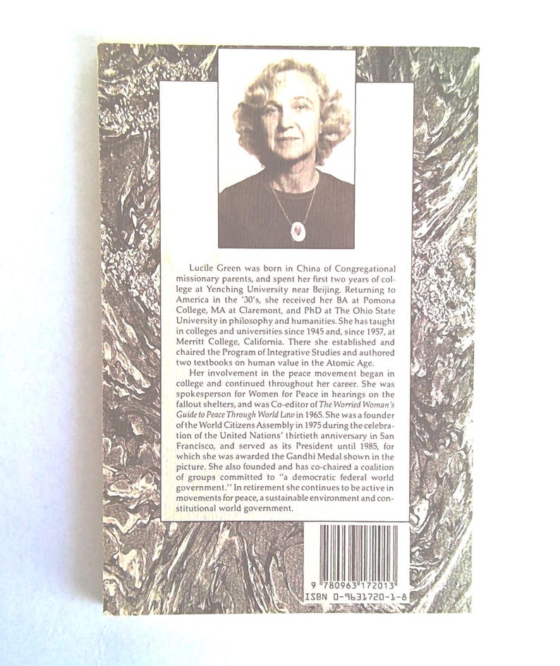Puede incluir: La contraportada de un libro con un retrato de Lucile Green. El texto detalla su vida, incluyendo su trabajo en movimientos por la paz y la fundaci&oacute;n de la Asamblea de Ciudadanos del Mundo. ISBN 0-9631720-1-8 es visible.