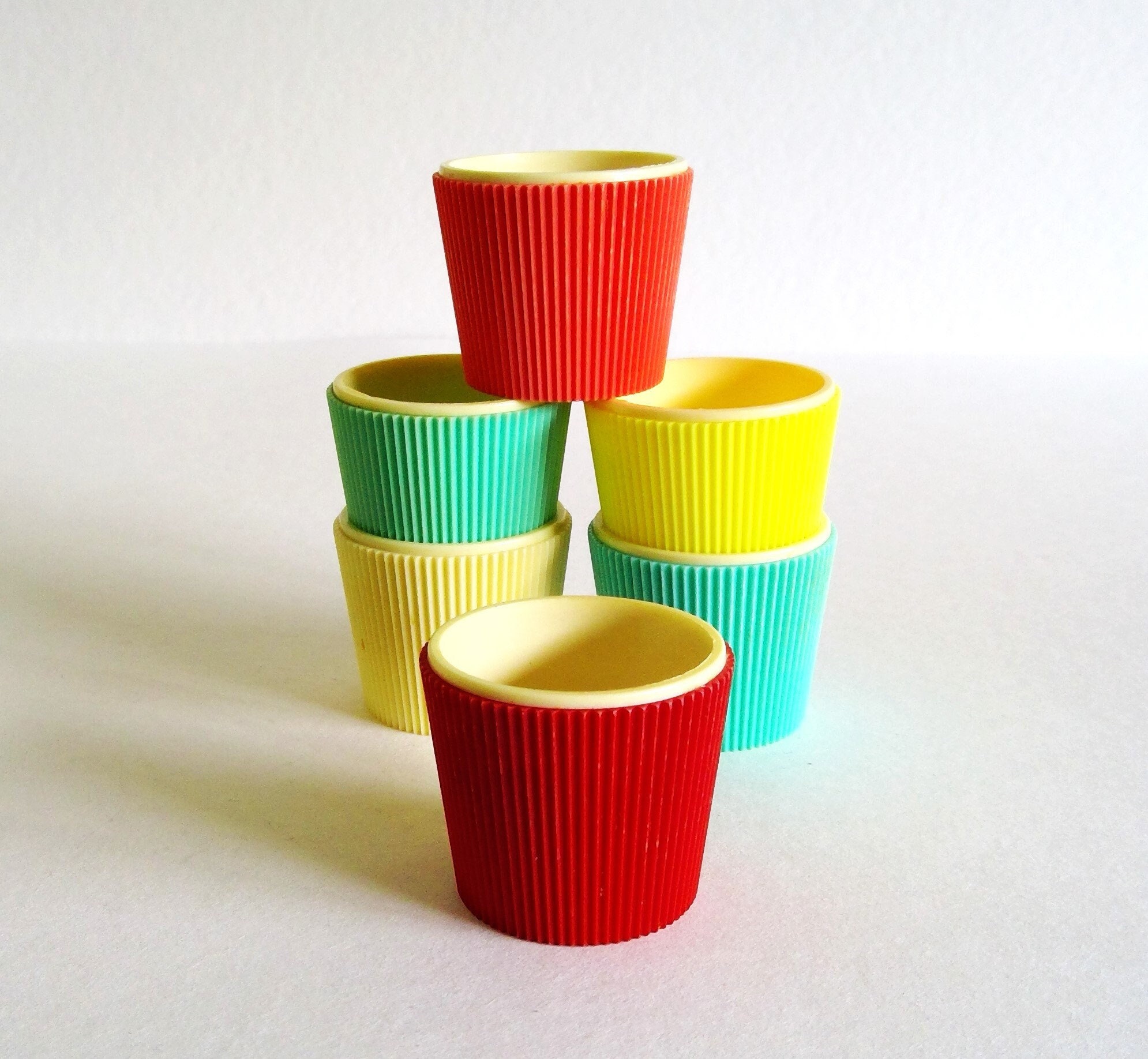 White with Red Polka Dot 10pc Mini Paper Cups