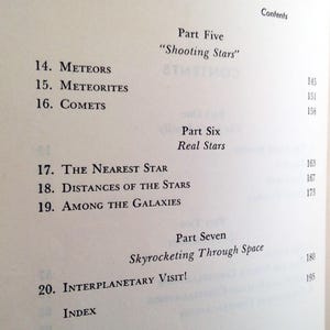 Puede incluir: Una p&aacute;gina de libro con un &iacute;ndice. El texto incluye t&iacute;tulos como "Meteoros", "Meteoritos" y "Cometas". Las secciones se titulan "Estrellas fugaces", "Estrellas reales" y "Cohetes a trav&eacute;s del espacio".