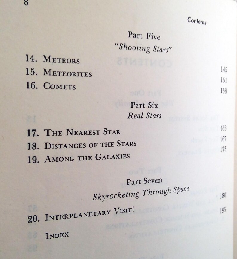 Puede incluir: Una p&aacute;gina de libro con un &iacute;ndice. El texto incluye t&iacute;tulos como "Meteoros", "Meteoritos" y "Cometas". Las secciones se titulan "Estrellas fugaces", "Estrellas reales" y "Cohetes a trav&eacute;s del espacio".